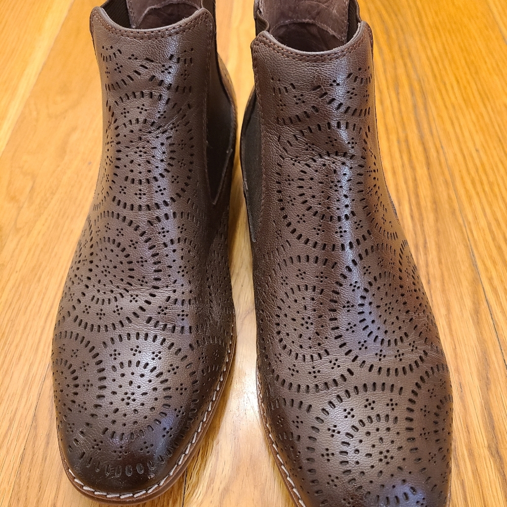 Mona Flying Leather Wingtip Ankle Boots for Women, size 37